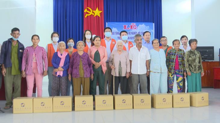 Hiệp hội thương mại Đài Loan Tây Ninh, Khu công nghiệp Trảng Bàng Tây Ninh trao tặng 150 suất quà tặng cho các hộ nghèo, hộ cận nghèo ở huyện Bến Cầu